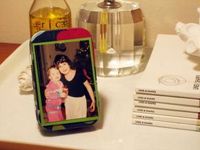 With the stand attached, the Altoids tin album and frame can display photos vertically or horizontally.