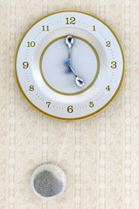 Looking for an interesting kitchen timepiece? Grab an old dish and use it to make a unique, new clock.