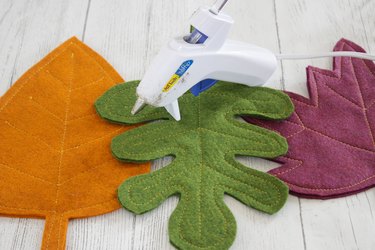 This colorful DIY felt fall leaves table runner is easy to make, will brighten up your fall table and make all your meals feel special.