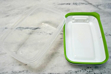 how to remove tomato sauce stains from plastic containers