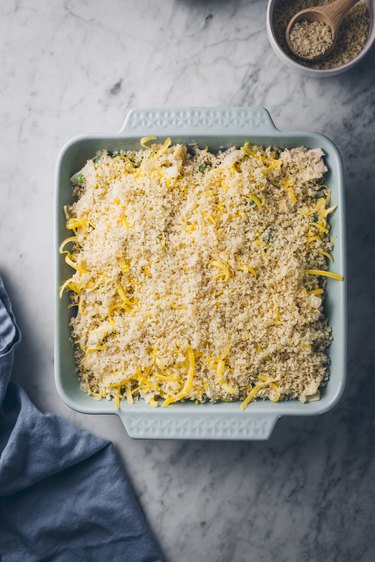 Topping with bread crumbs