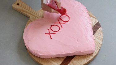 Writing "XOXO" on cake