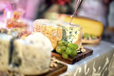 Plate with pieces of various types of cheese, white grapes