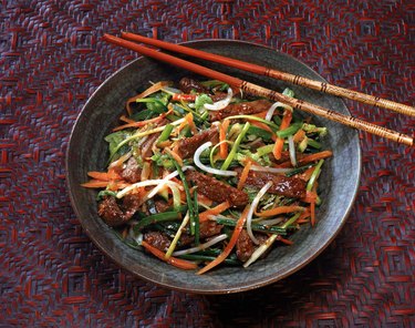 Beef stir-fry with carrots and bean sprouts