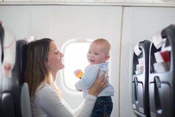 27 Tips for Flying with a Baby | Baby’s first flight can be overwhelming if you’re not prepared – especially if you’re a new mom traveling alone! From packing lists and travel products for your carryon luggage, to travel tips to avoid ear pain and how to survive flying with a baby on your lap, to our favorite travel toys for babies age 6 to 12 months, this post has everything you need to make traveling on airplanes with little ones as easy as possible. #babytravel #momhacks #babysfirstflight