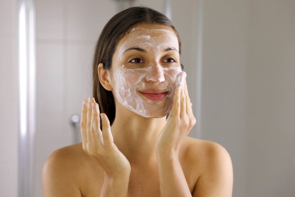 How to Get Rid of Clogged Pores | If you have blackheads or whiteheads on your nose, chin, forehead, and/or cheeks, and you're looking for the best remedies and products to get rid of them FAST without popping and squeezing them, this post is for you! Learn what causes clogged pores and how to prevent them, along with safe extracting tips and DIY treatment options for beautiful, clear skin!