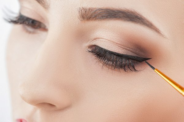 How to Apply Eyeshadow Eyeliner in 8 Easy Steps | Whether you prefer to sport simple or winged eyeliner, opt for natural brown and black eyeliner shades, or gravitate toward bolder looks, these tips and beauty hacks will teach you how to transform your favorite shadows into gorgeous eyeliner that lasts all day. We’re sharing 8 application tips and tricks, and 4 eyeshadow eyeliner tutorials you’ll love. #howtoapplyeyeliner #eyelinerhacks