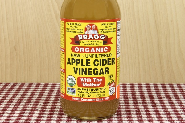 101 apple cider vinegar uses | While apple cider vinegar and weight loss is a hot topic these days, few people realize there are ACV remedies for pretty much everything. It’s good for skin, for hair, for dandruff, for feet, for acne, for yeast infections, for PMS relief, and for cleaning, it’s a great morning sickness remedy, it can boost energy levels, and YES! it’s good for weight loss. Check out 101 ACV benefits for a happier, healthier, skinnier you!