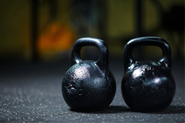 6 Full Body Kettlebell Workouts that Tighten and Tone | If you’re looking for strength training kettlebell exercises you can do at the gym or at home, these fat burning workouts will take your fitness regime to the next level! Perfect for women and for men, we’re sharing 6 exercise videos for ultimate weight loss success. #kettlebell #kettlebellworkout #kettlebelltraining #kettlebellcircuit #kettlebellexercises