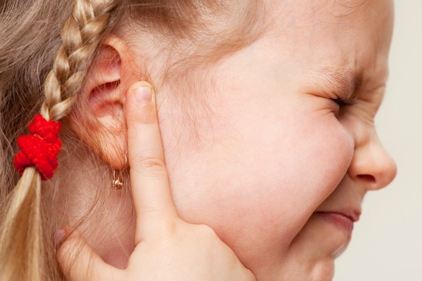 Natural Toddler Ear Infection Remedies | Want to know how to get rid of an ear infection caused by a virus like the common cold, bacterial sinus infection, or allergies? Need natural remedies to relieve inner & middle ear pain for kids & for babies? These DIY ideas are for you! From hydrogen peroxide, apple cider vinegar, & essential oils (hello tea tree oil!), to salt socks & warm compresses, these ideas work for adults too! #earinfection #earpain #naturalremedies #homeremedies #coldandflu