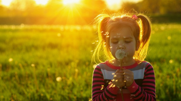 Natural Allergy Relief for Kids | Looking for natural allergy remedies for kids and for babies that offer relief from runny nose, nasal congestion, red, watery eyes, and itchy eyes and throat due to tree, grass, and ragweed pollen? We’ve got 16 tips and natural hay fever remedies you can use at home TODAY for simple allergy relief that works.